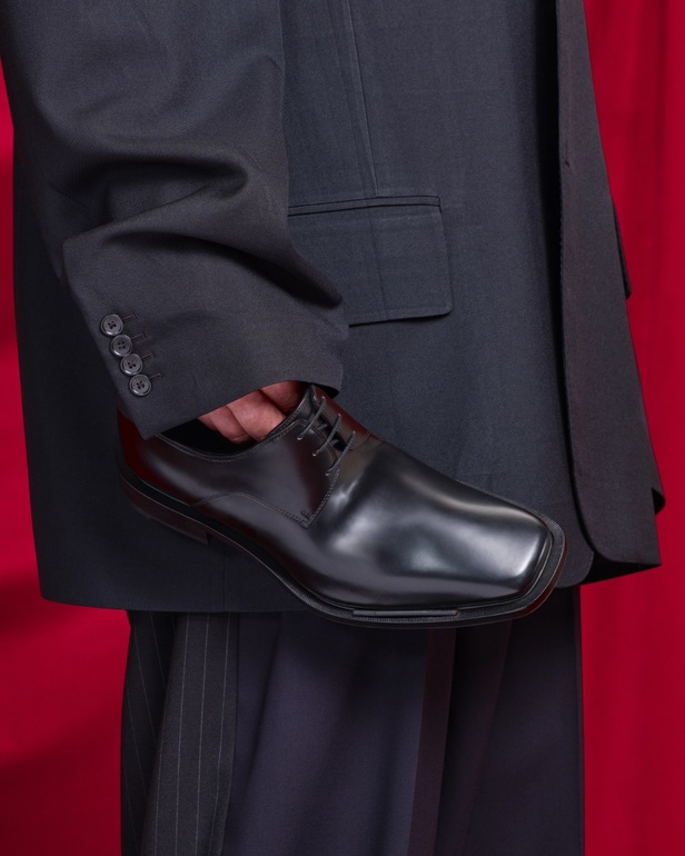 في مكان فخم يشبه المسرح... Balenciaga تقدّم مجموعة متمرّدة من توقيع ديمنا