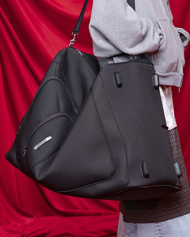 في مكان فخم يشبه المسرح... Balenciaga تقدّم مجموعة متمرّدة من توقيع ديمنا