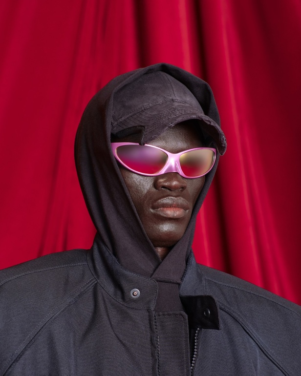 في مكان فخم يشبه المسرح... Balenciaga تقدّم مجموعة متمرّدة من توقيع ديمنا