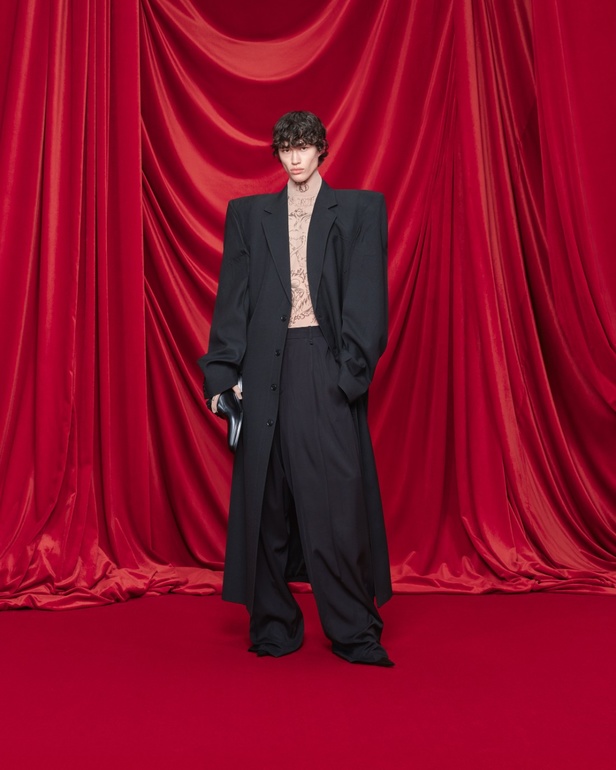 مجموعة Balenciaga لربيع وصيف 2024