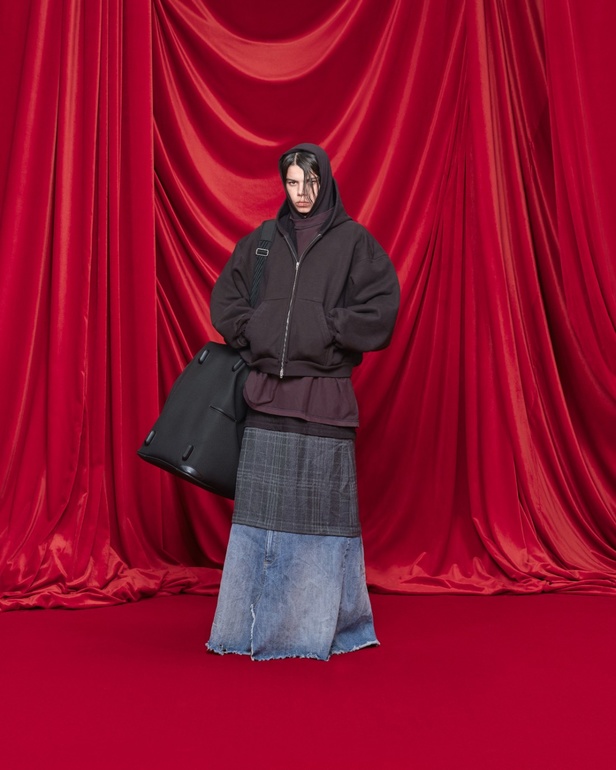 مجموعة Balenciaga لربيع وصيف 2024