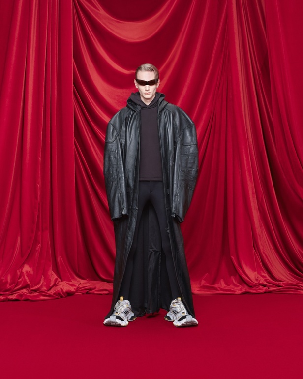 مجموعة Balenciaga لربيع وصيف 2024