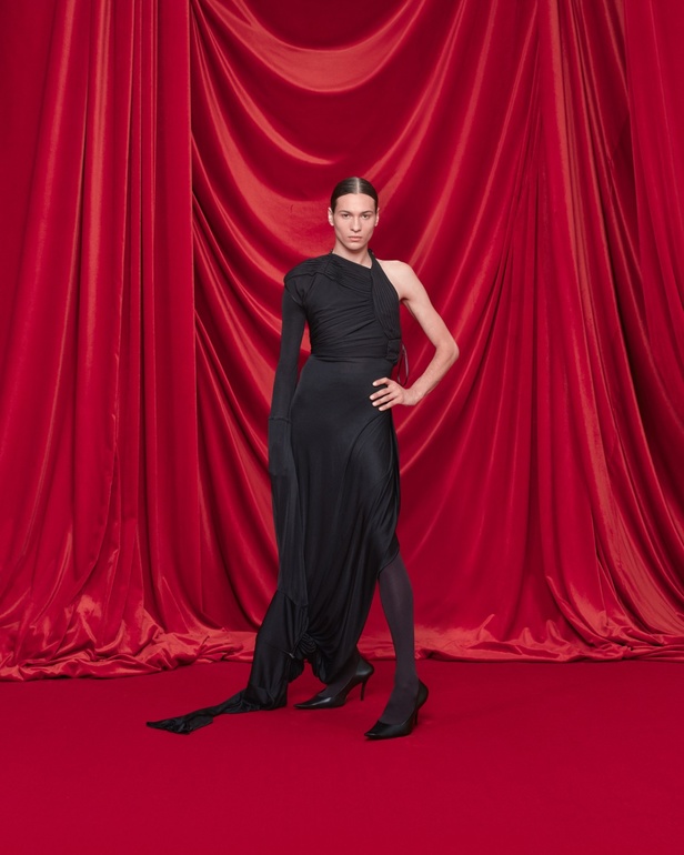 مجموعة Balenciaga لربيع وصيف 2024