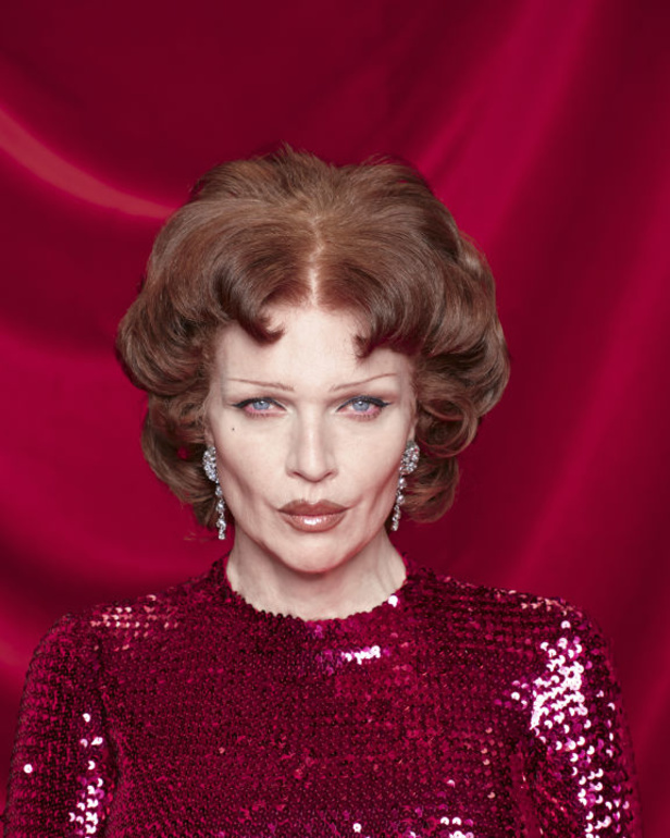 في مكان فخم يشبه المسرح... Balenciaga تقدّم مجموعة متمرّدة من توقيع ديمنا