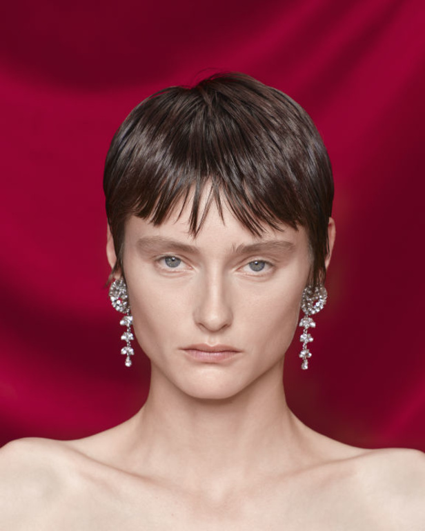 في مكان فخم يشبه المسرح... Balenciaga تقدّم مجموعة متمرّدة من توقيع ديمنا