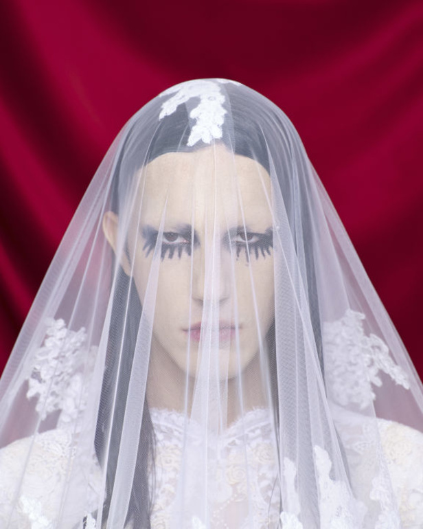 في مكان فخم يشبه المسرح... Balenciaga تقدّم مجموعة متمرّدة من توقيع ديمنا