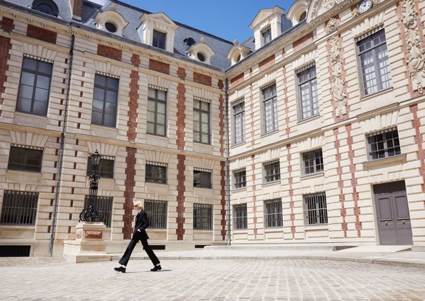 إطلاق LA COLLECTION DE LA BIBLIOTHÈQUE NATIONALE من Celine لربيع وصيف 2024