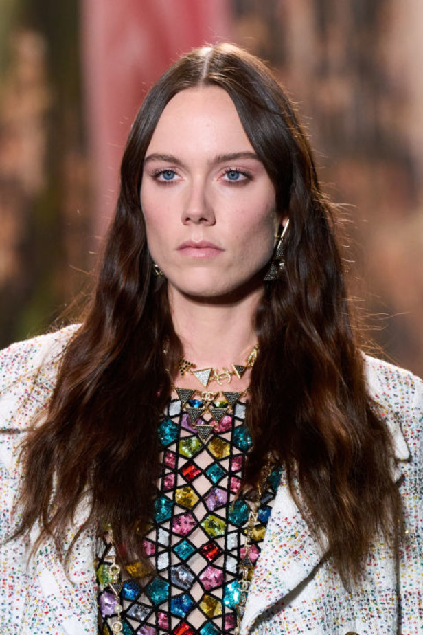 عودة التويد ونقشات الورود الى الواجهة مع مجموعة CHANEL لربيع وصيف 2024 في باريس