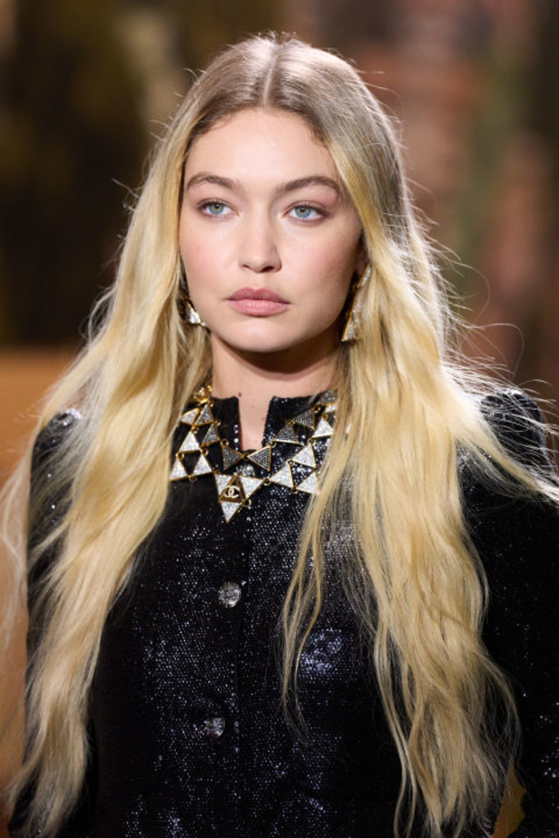 عودة التويد ونقشات الورود الى الواجهة مع مجموعة CHANEL لربيع وصيف 2024 في باريس