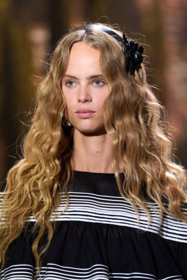 عودة التويد ونقشات الورود الى الواجهة مع مجموعة CHANEL لربيع وصيف 2024 في باريس