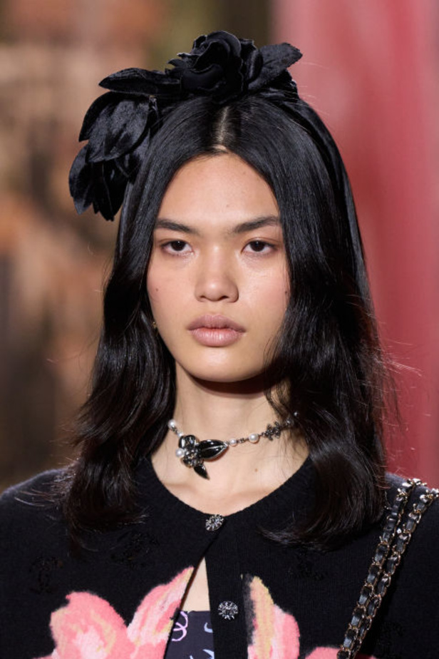 عودة التويد ونقشات الورود الى الواجهة مع مجموعة CHANEL لربيع وصيف 2024 في باريس