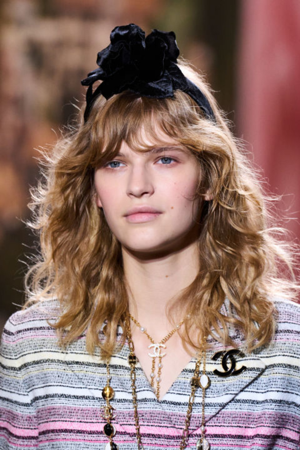 عودة التويد ونقشات الورود الى الواجهة مع مجموعة CHANEL لربيع وصيف 2024 في باريس