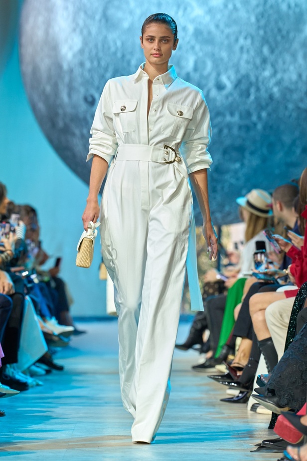 مجموعة إيلي صعب لربيع وصيف 2024... تصاميم مشرقة للنهار تتحوّل إلى بريق مبهج ليلًا تحت ضوء القمر 