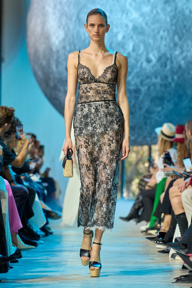 مجموعة إيلي صعب لربيع وصيف 2024... تصاميم مشرقة للنهار تتحوّل إلى بريق مبهج ليلًا تحت ضوء القمر 