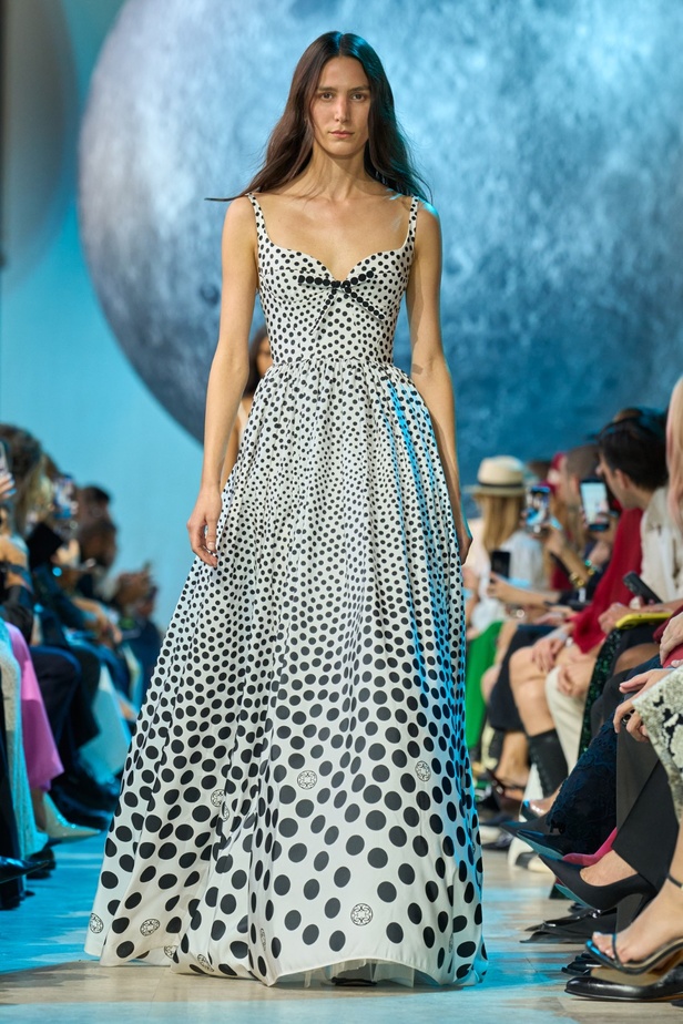 مجموعة إيلي صعب لربيع وصيف 2024... تصاميم مشرقة للنهار تتحوّل إلى بريق مبهج ليلًا تحت ضوء القمر 