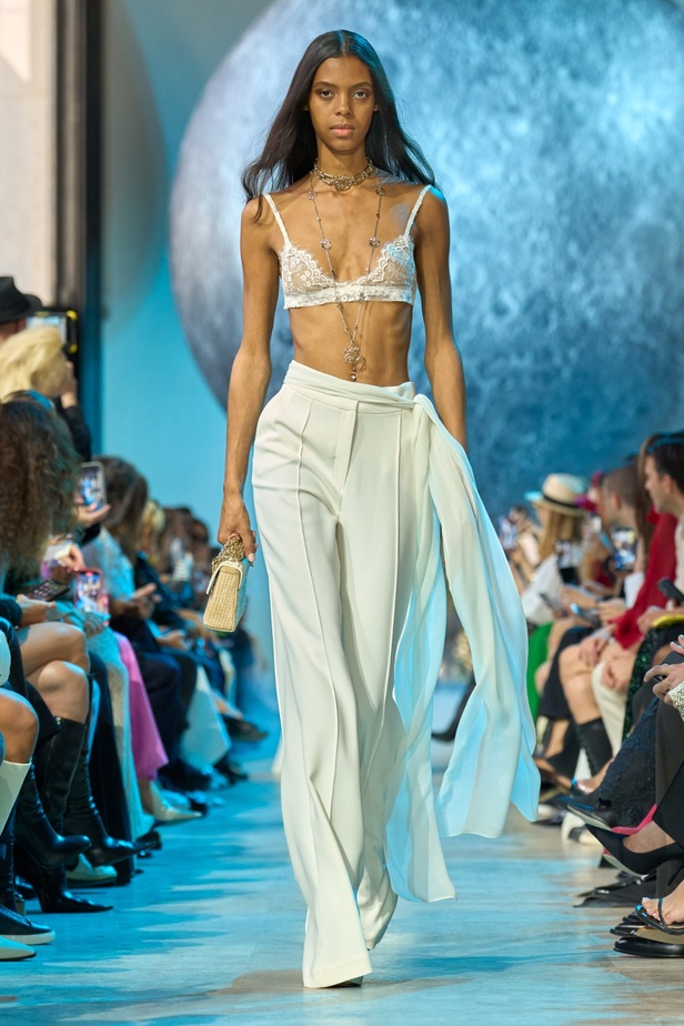 مجموعة إيلي صعب لربيع وصيف 2024... تصاميم مشرقة للنهار تتحوّل إلى بريق مبهج ليلًا تحت ضوء القمر 