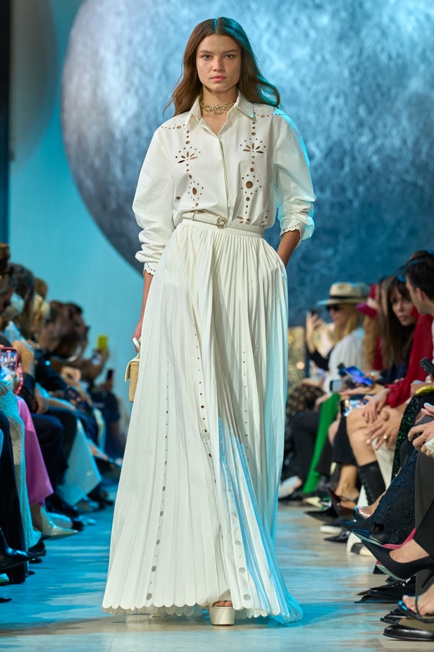 مجموعة إيلي صعب لربيع وصيف 2024... تصاميم مشرقة للنهار تتحوّل إلى بريق مبهج ليلًا تحت ضوء القمر 