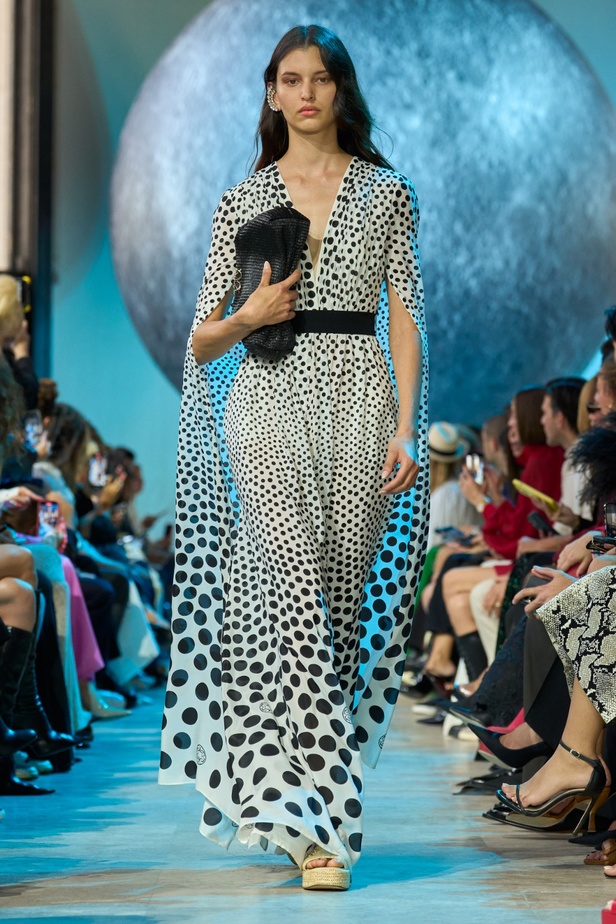 مجموعة إيلي صعب لربيع وصيف 2024... تصاميم مشرقة للنهار تتحوّل إلى بريق مبهج ليلًا تحت ضوء القمر 