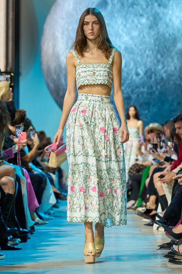 مجموعة إيلي صعب لربيع وصيف 2024... تصاميم مشرقة للنهار تتحوّل إلى بريق مبهج ليلًا تحت ضوء القمر 