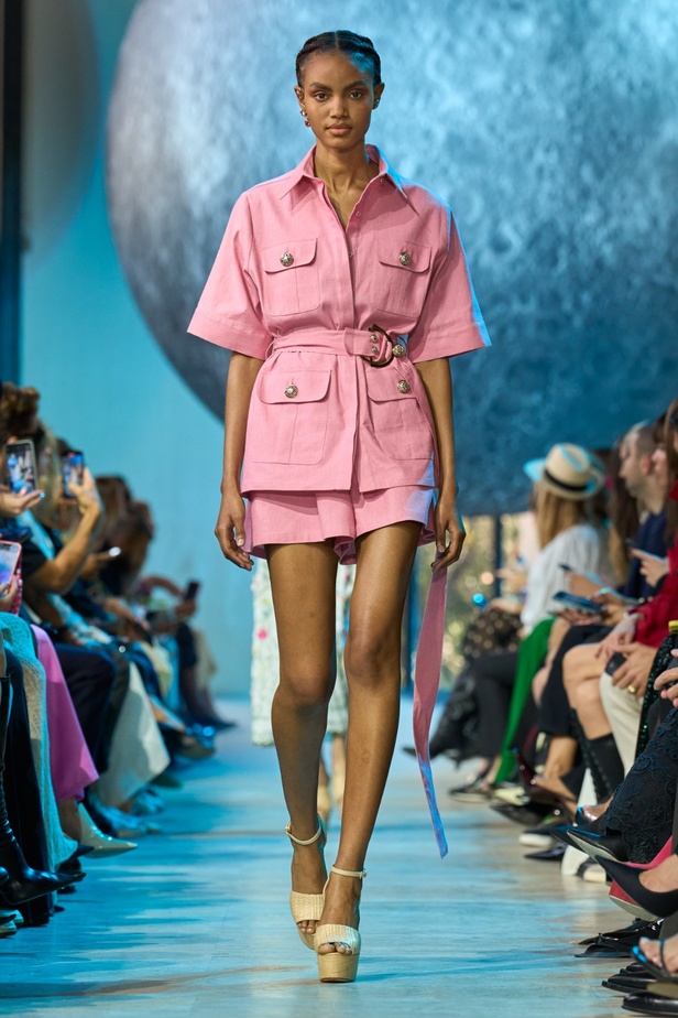 مجموعة إيلي صعب لربيع وصيف 2024... تصاميم مشرقة للنهار تتحوّل إلى بريق مبهج ليلًا تحت ضوء القمر 