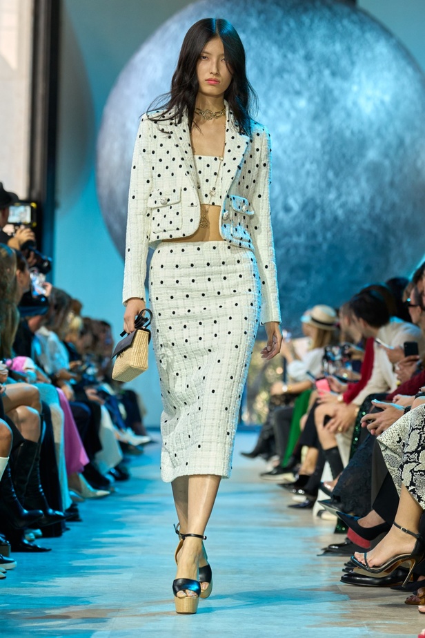 مجموعة إيلي صعب لربيع وصيف 2024... تصاميم مشرقة للنهار تتحوّل إلى بريق مبهج ليلًا تحت ضوء القمر 