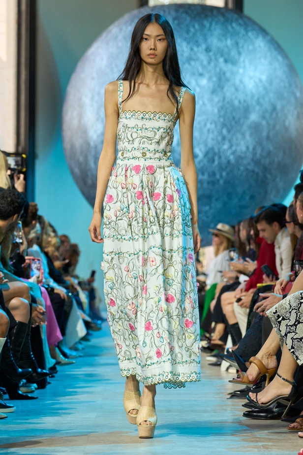 مجموعة إيلي صعب لربيع وصيف 2024... تصاميم مشرقة للنهار تتحوّل إلى بريق مبهج ليلًا تحت ضوء القمر 