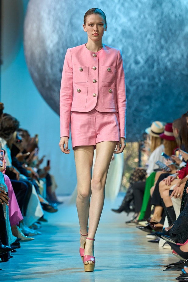 مجموعة إيلي صعب لربيع وصيف 2024... تصاميم مشرقة للنهار تتحوّل إلى بريق مبهج ليلًا تحت ضوء القمر 