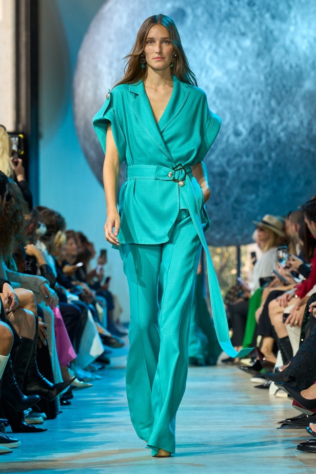 مجموعة إيلي صعب لربيع وصيف 2024... تصاميم مشرقة للنهار تتحوّل إلى بريق مبهج ليلًا تحت ضوء القمر 