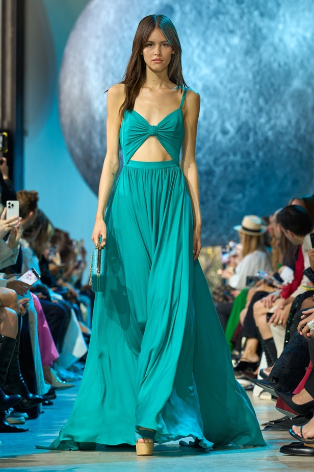 مجموعة إيلي صعب لربيع وصيف 2024... تصاميم مشرقة للنهار تتحوّل إلى بريق مبهج ليلًا تحت ضوء القمر 