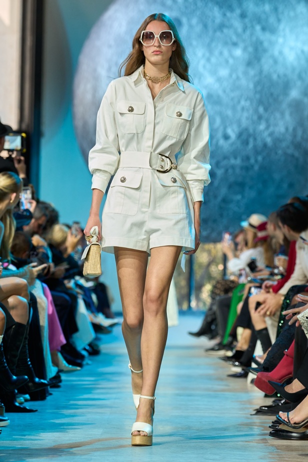 مجموعة إيلي صعب لربيع وصيف 2024... تصاميم مشرقة للنهار تتحوّل إلى بريق مبهج ليلًا تحت ضوء القمر 