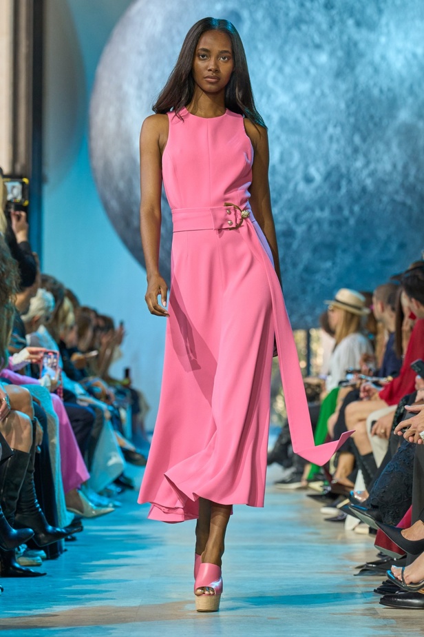 مجموعة إيلي صعب لربيع وصيف 2024... تصاميم مشرقة للنهار تتحوّل إلى بريق مبهج ليلًا تحت ضوء القمر 