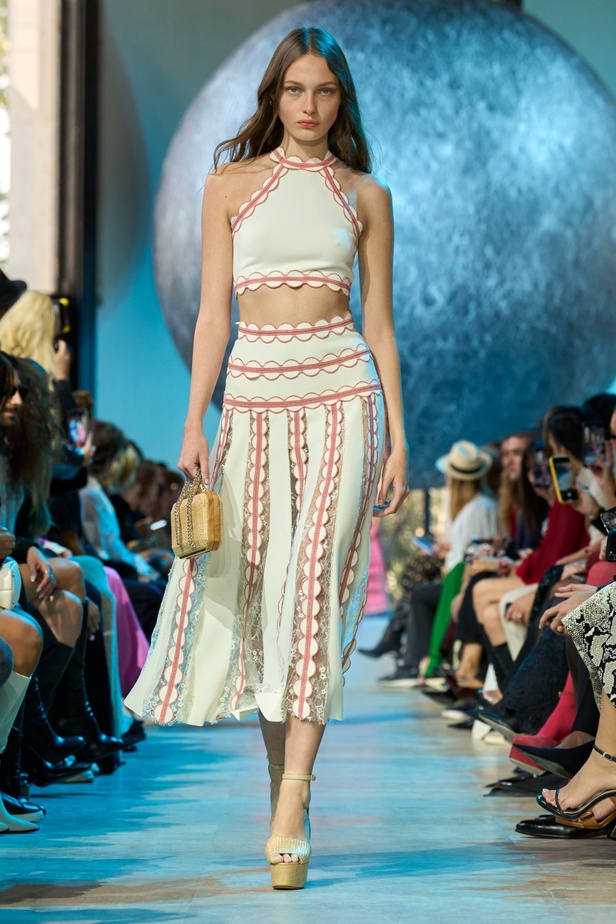 مجموعة إيلي صعب لربيع وصيف 2024... تصاميم مشرقة للنهار تتحوّل إلى بريق مبهج ليلًا تحت ضوء القمر 