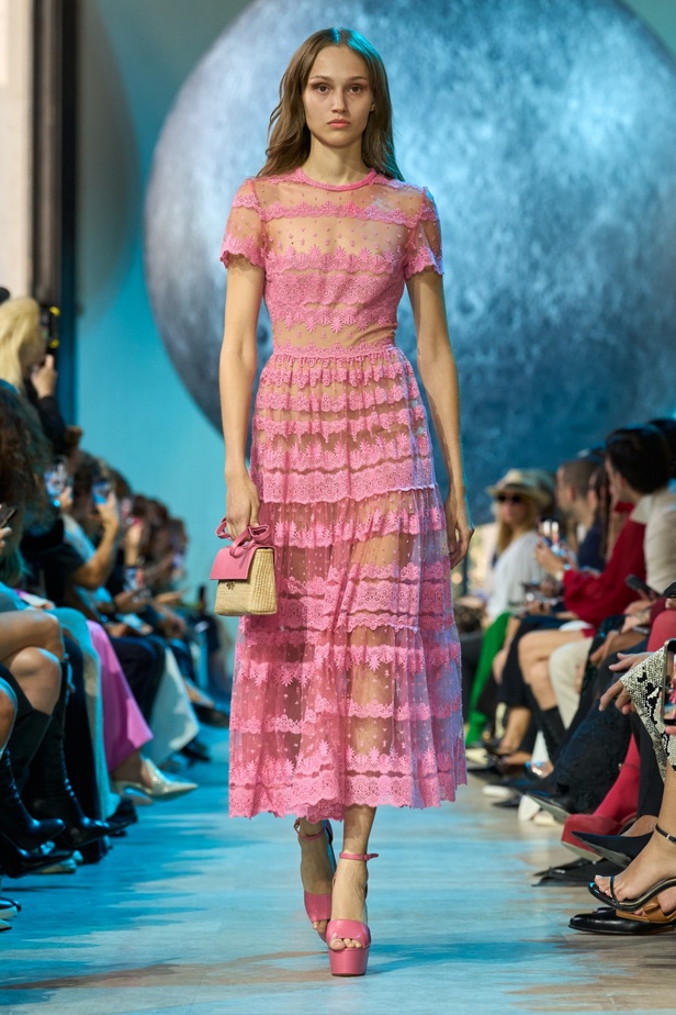 مجموعة إيلي صعب لربيع وصيف 2024... تصاميم مشرقة للنهار تتحوّل إلى بريق مبهج ليلًا تحت ضوء القمر 