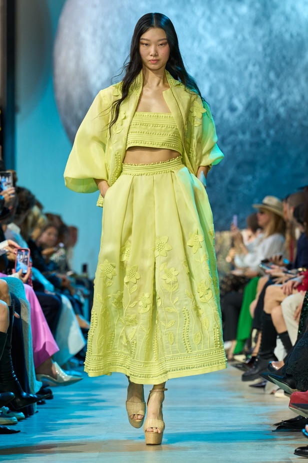 مجموعة إيلي صعب لربيع وصيف 2024... تصاميم مشرقة للنهار تتحوّل إلى بريق مبهج ليلًا تحت ضوء القمر 