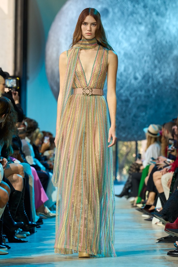 مجموعة إيلي صعب لربيع وصيف 2024... تصاميم مشرقة للنهار تتحوّل إلى بريق مبهج ليلًا تحت ضوء القمر 