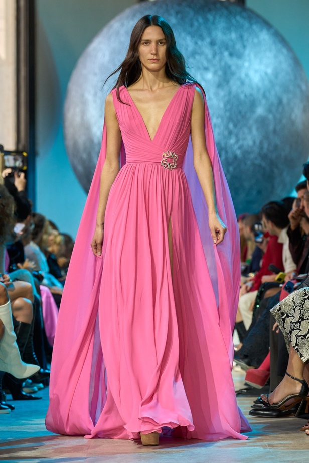 مجموعة إيلي صعب لربيع وصيف 2024... تصاميم مشرقة للنهار تتحوّل إلى بريق مبهج ليلًا تحت ضوء القمر 