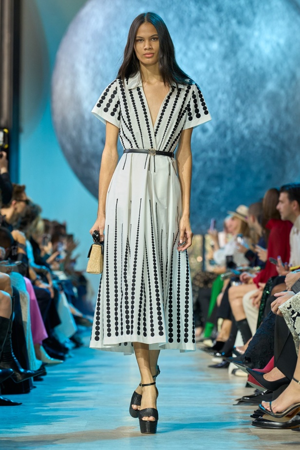 مجموعة إيلي صعب لربيع وصيف 2024... تصاميم مشرقة للنهار تتحوّل إلى بريق مبهج ليلًا تحت ضوء القمر 