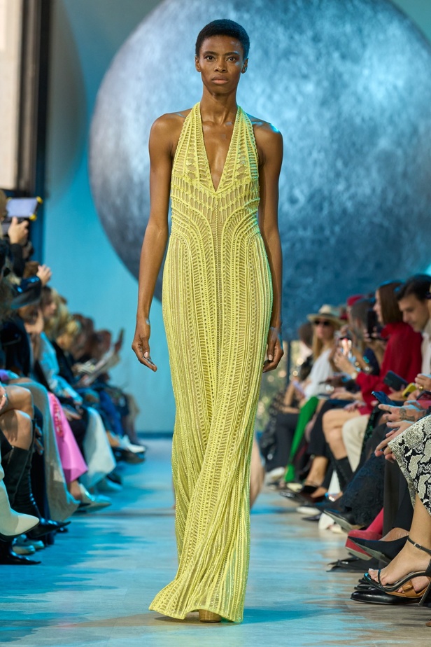 مجموعة إيلي صعب لربيع وصيف 2024... تصاميم مشرقة للنهار تتحوّل إلى بريق مبهج ليلًا تحت ضوء القمر 