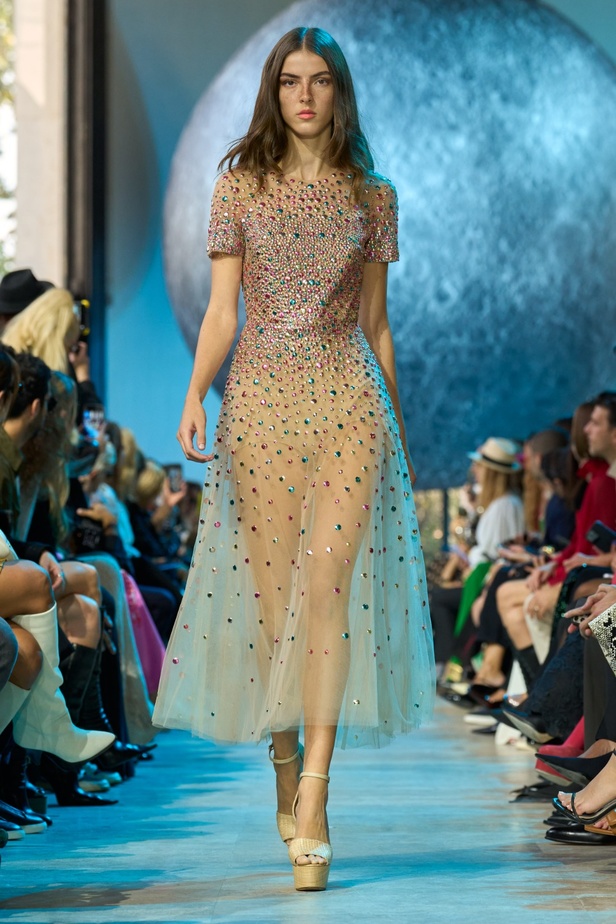 مجموعة إيلي صعب لربيع وصيف 2024... تصاميم مشرقة للنهار تتحوّل إلى بريق مبهج ليلًا تحت ضوء القمر 