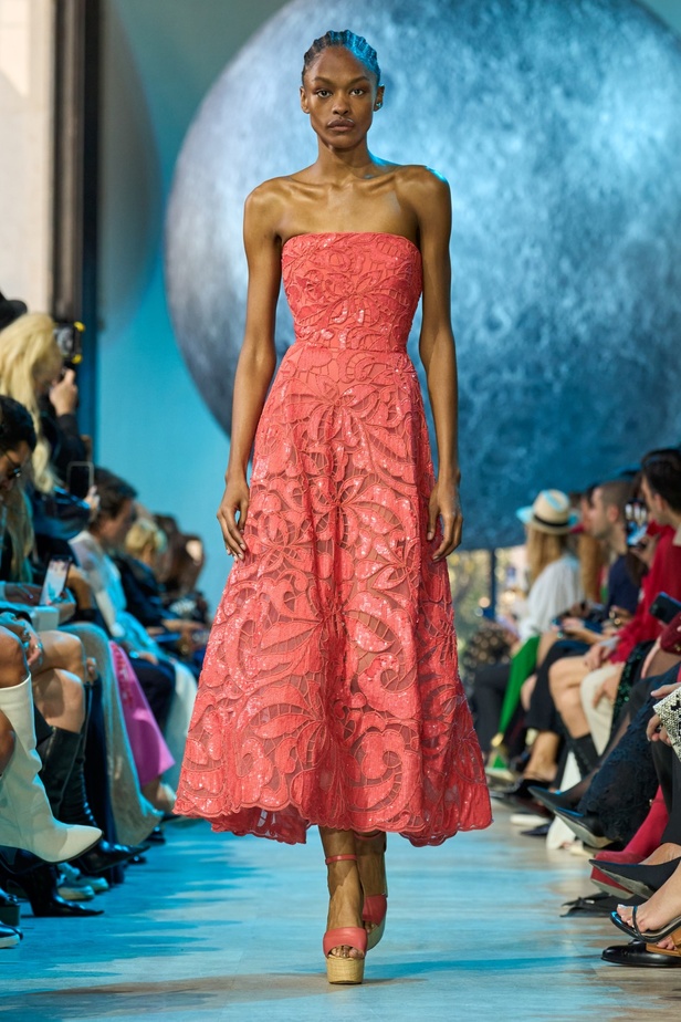 مجموعة إيلي صعب لربيع وصيف 2024... تصاميم مشرقة للنهار تتحوّل إلى بريق مبهج ليلًا تحت ضوء القمر 