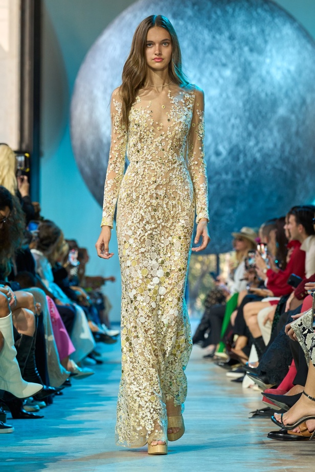 مجموعة إيلي صعب لربيع وصيف 2024... تصاميم مشرقة للنهار تتحوّل إلى بريق مبهج ليلًا تحت ضوء القمر 