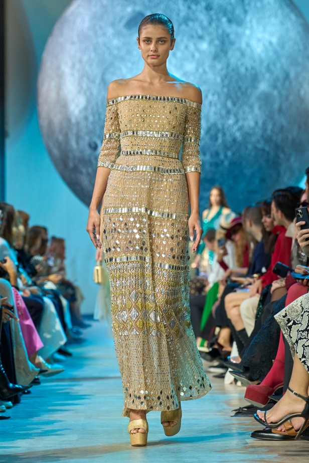 مجموعة إيلي صعب لربيع وصيف 2024... تصاميم مشرقة للنهار تتحوّل إلى بريق مبهج ليلًا تحت ضوء القمر 