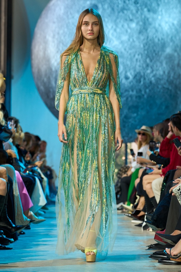 مجموعة إيلي صعب لربيع وصيف 2024... تصاميم مشرقة للنهار تتحوّل إلى بريق مبهج ليلًا تحت ضوء القمر 