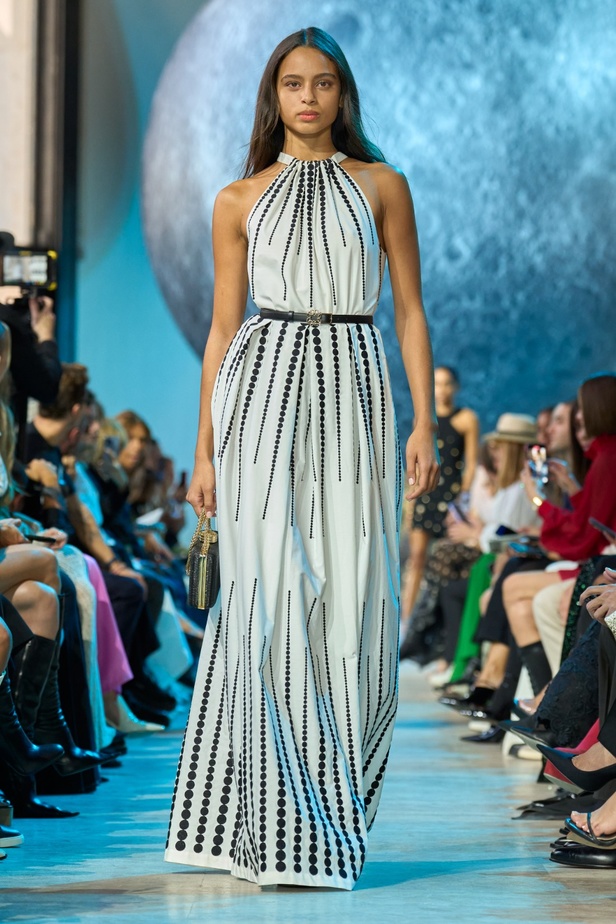 مجموعة إيلي صعب لربيع وصيف 2024... تصاميم مشرقة للنهار تتحوّل إلى بريق مبهج ليلًا تحت ضوء القمر 