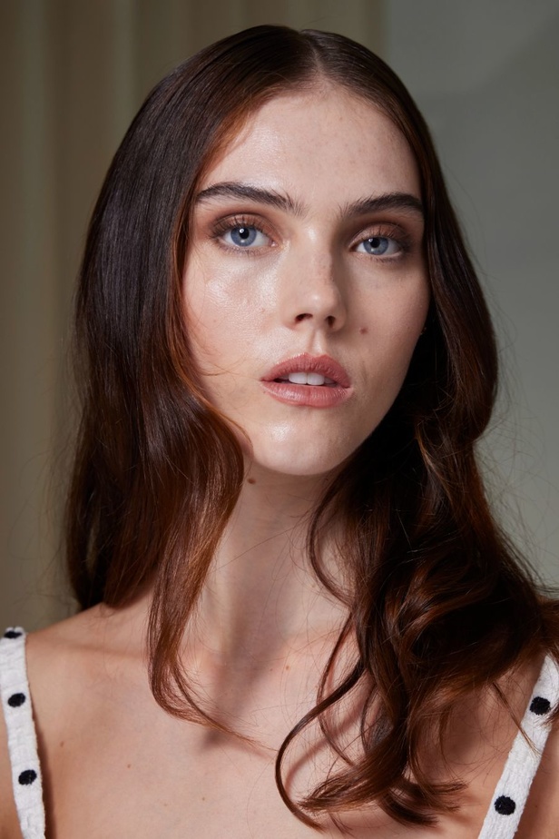 مجموعة إيلي صعب لربيع وصيف 2024... تصاميم مشرقة للنهار تتحوّل إلى بريق مبهج ليلًا تحت ضوء القمر 