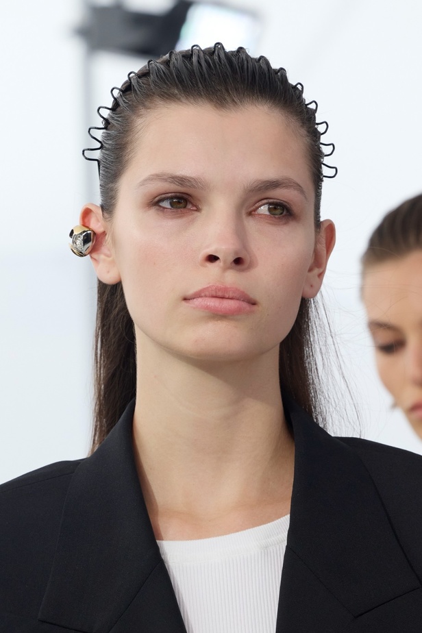 الورود تزيّن عرض دار جيفنشي لربيع 2024 وملهمة الدار الأيقونية حاضرة حتى اليوم