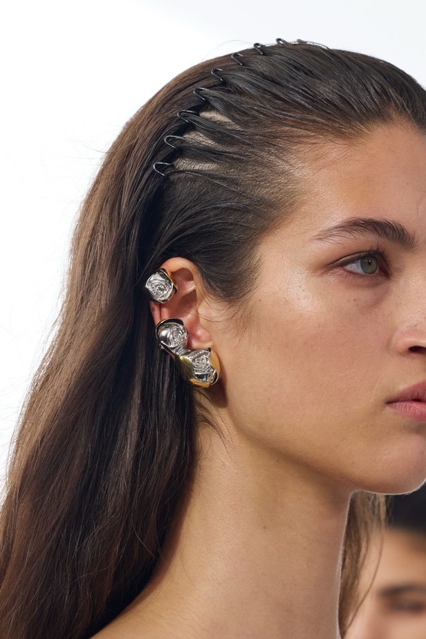 الورود تزيّن عرض دار جيفنشي لربيع 2024 وملهمة الدار الأيقونية حاضرة حتى اليوم