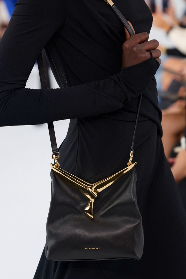 الورود تزيّن عرض دار جيفنشي لربيع 2024 وملهمة الدار الأيقونية حاضرة حتى اليوم