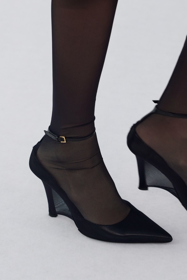 الورود تزيّن عرض دار جيفنشي لربيع 2024 وملهمة الدار الأيقونية حاضرة حتى اليوم