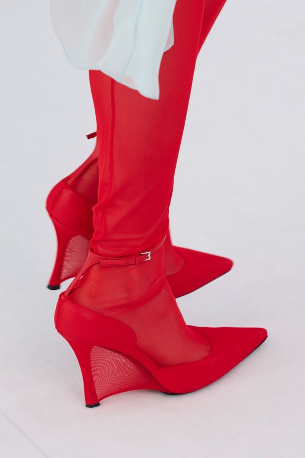 الورود تزيّن عرض دار جيفنشي لربيع 2024 وملهمة الدار الأيقونية حاضرة حتى اليوم